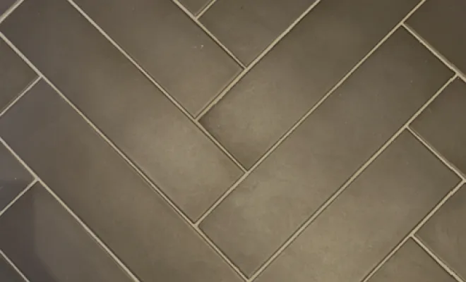 Pose de carrelage en chevrons